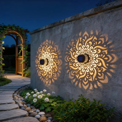 Lampe solaire décorative Mandala multicolore sur une table de jardin
