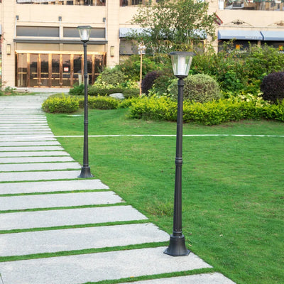 Lampadaire solaire LED installé dans un jardin