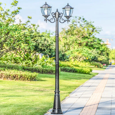 Lampadaire solaire style européen éclairant un jardin la nuit