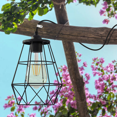 Lampe solaire suspendue installée sur une terrasse