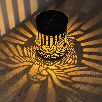 Lampe solaire décorative motif papillon allumée en soirée
