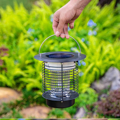 Lampe solaire anti-moustique UV allumée la nuit