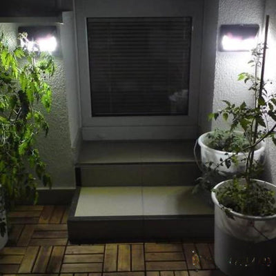 Applique solaire murale LED installée en extérieur