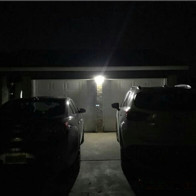 Applique solaire murale puissante éclairant un garage la nuit