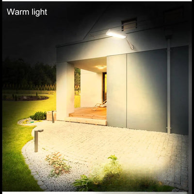 Applique solaire orientable en lumière chaude sur une façade