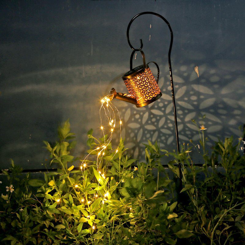 Arrosoir solaire lumineux jardin avec guirlande