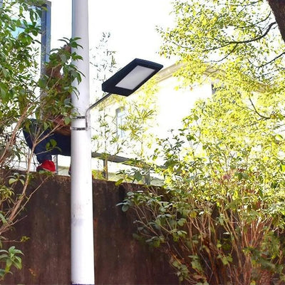 Lampadaire solaire balcon monté sur un poteau au jardin