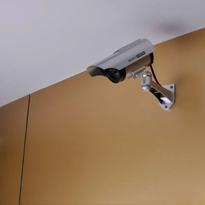 Caméra factice solaire installée en extérieur