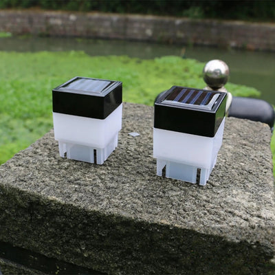 Capuchon de clôture solaire installé sur un mur