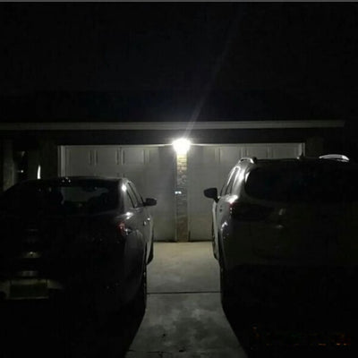 Lampe solaire avec détecteur éclairant un garage la nuit