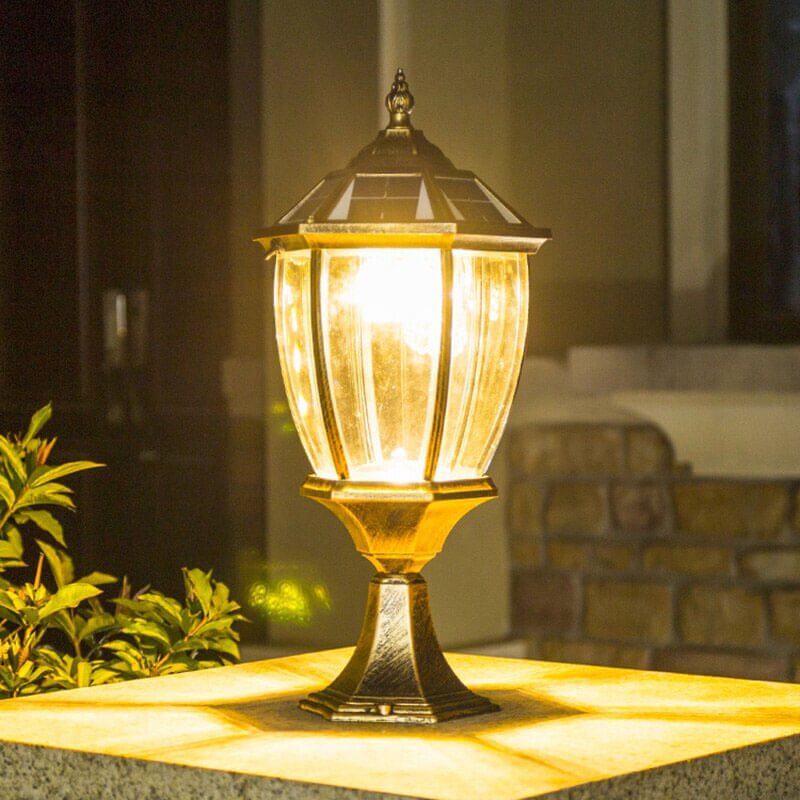 Lampadaire solaire sur pilier de portail
