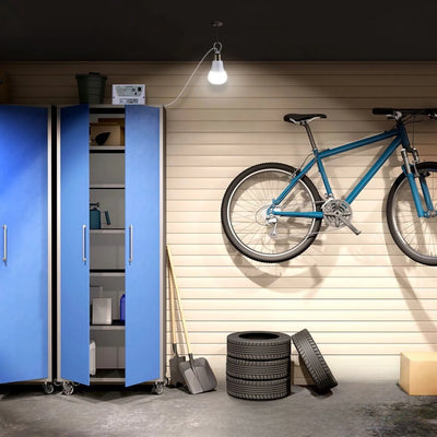 Éclairage solaire cabanon installé dans un garage