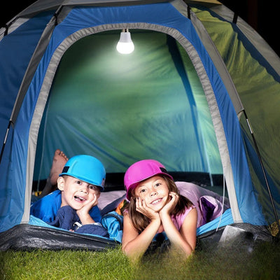 Éclairage solaire cabanon utilisé en camping sous tente