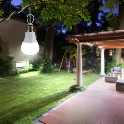 Éclairage solaire cabanon suspendu dans un jardin