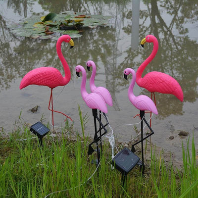 https://www.magic-solaire.com/wp-content/uploads/2020/10/flamant-rose-solaire-jardin.jpg