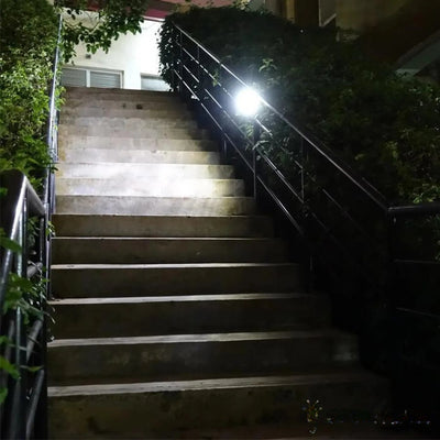 Globe solaire allumé sur un escalier la nuit