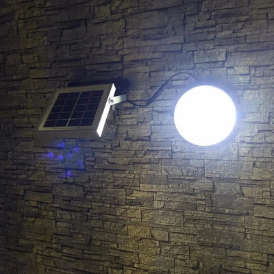 Globe solaire monté sur un mur en pierre avec panneau