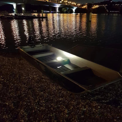 Globe solaire éclairant un ponton au bord de l'eau la nuit