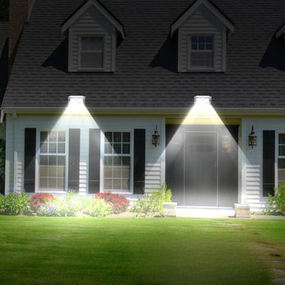Lampe solaire de gouttière carrée éclairant une façade de maison