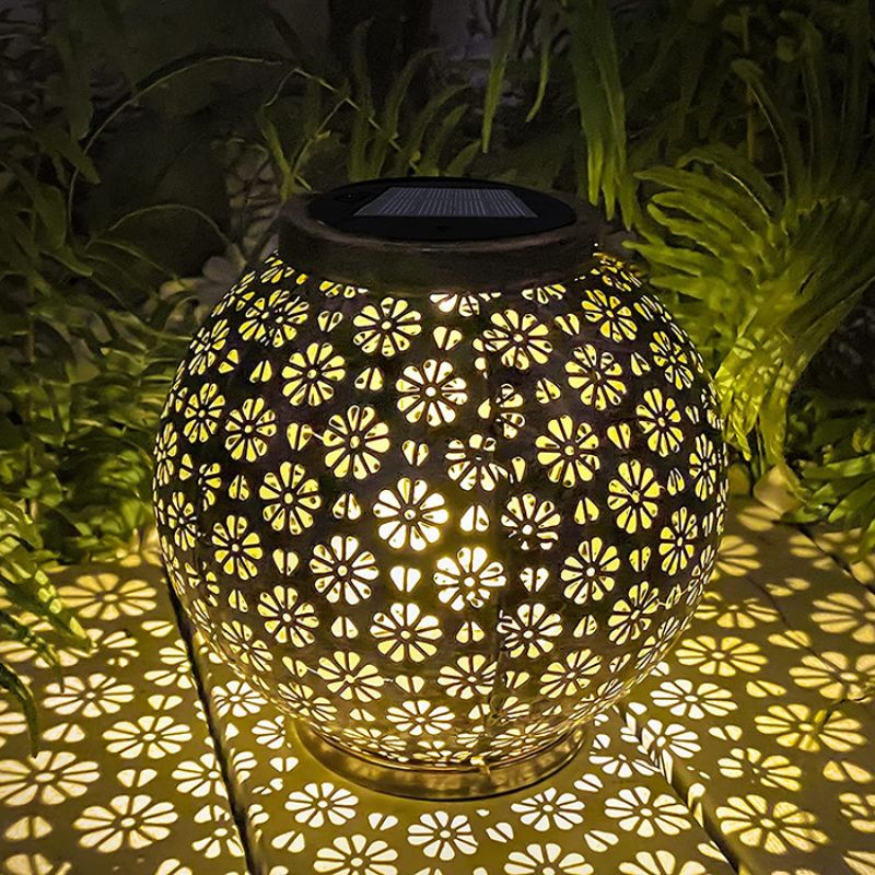 Grande lanterne solaire en fer noir design pour jardin