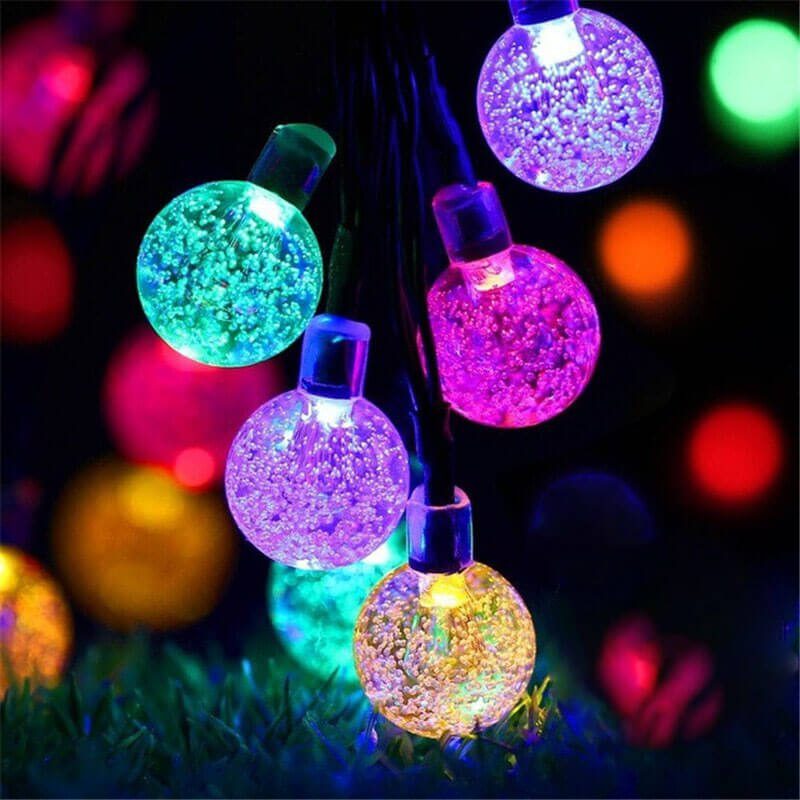 Guirlande solaire multicolore allumée la nuit
