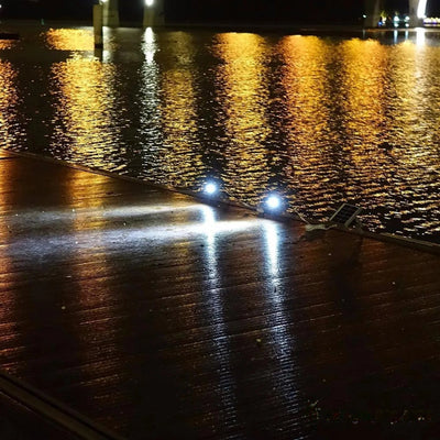 Spots solaires Hélios éclairant un front de mer la nuit