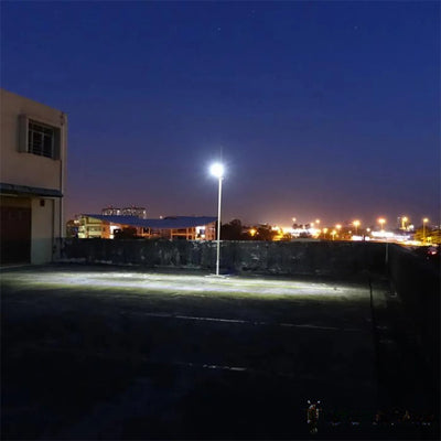 Lampadaire solaire éclairant une rue la nuit