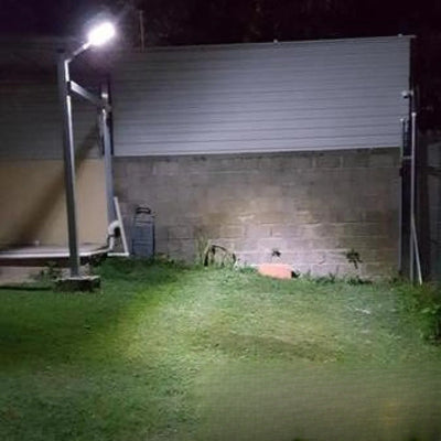 Lampadaire solaire design éclairant une cour la nuit