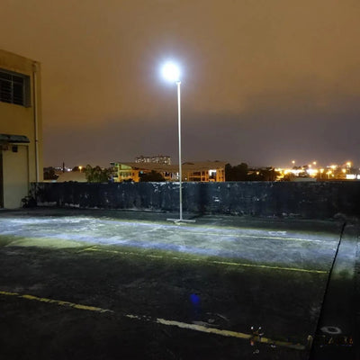 Lampadaire solaire design éclairant une grande zone la nuit