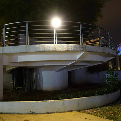 Lampadaire solaire éclairant une rampe extérieure la nuit