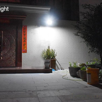 Lampadaire solaire sans fil éclairant une entrée la nuit