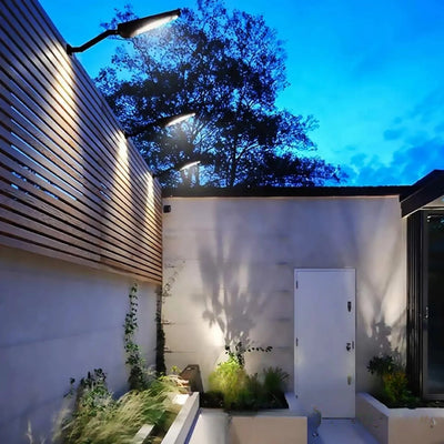 Lampadaire solaire 1000lm éclairant une cour la nuit