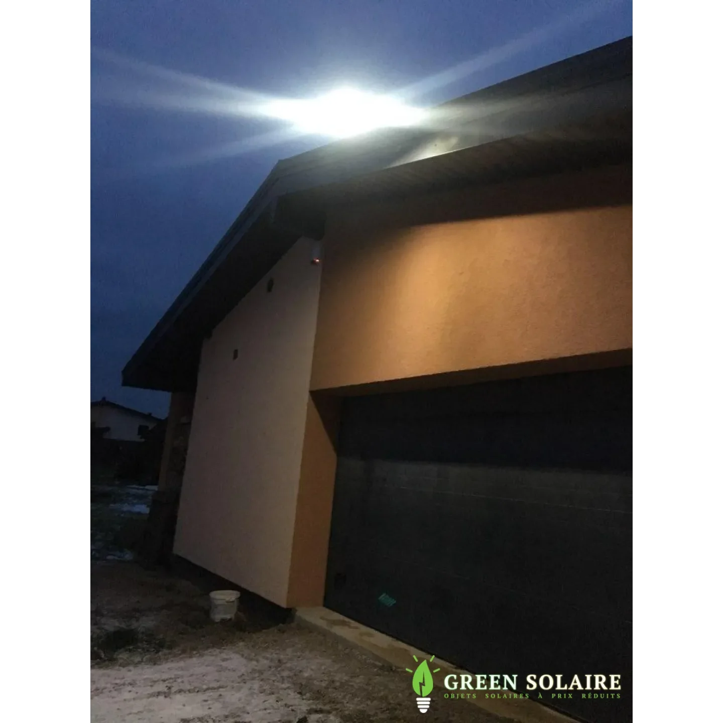 LAMPADAIRE D’ECLAIRAGE SOLAIRE LED AVEC TELECOMMANDE