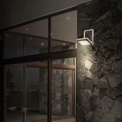 Lampe solaire design éclairant un mur extérieur la nuit