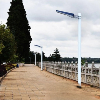 Lampadaire solaire éclairant une promenade