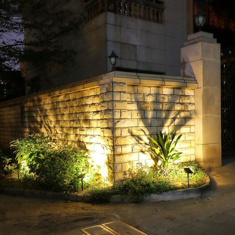 Lampe solaire à piquer plantée dans un jardin