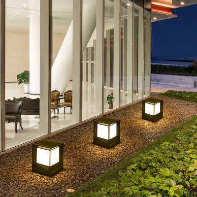 https://cdn.shopify.com/s/files/1/0271/8731/4772/files/lampe-solaire-design-cube-multicolore-0.jpg?v=1712984918