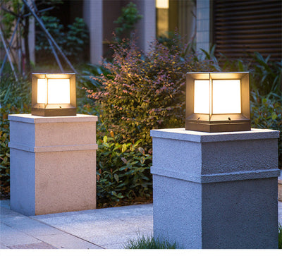 https://cdn.shopify.com/s/files/1/0271/8731/4772/files/lampe-solaire-design-cube-multicolore-1.jpg?v=1712985354