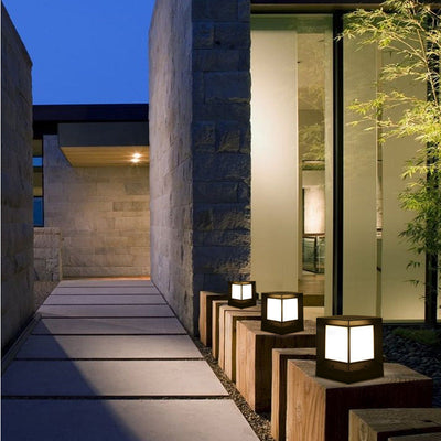 https://cdn.shopify.com/s/files/1/0271/8731/4772/files/lampe-solaire-design-cube-multicolore-3.jpg?v=1712985354