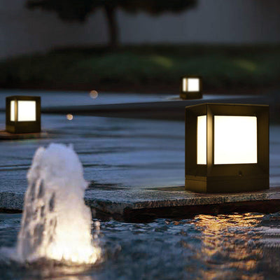 https://cdn.shopify.com/s/files/1/0271/8731/4772/files/lampe-solaire-design-cube-multicolore-5.jpg?v=1712985354