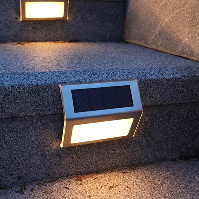 https://www.magic-solaire.com/wp-content/uploads/2020/03/lampe-solaire-marche-escalier-exterieur.jpg