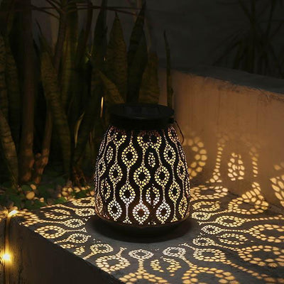 https://cdn.shopify.com/s/files/1/0271/8731/4772/products/lampe-solar_Lanterne-Marocaine-Solaire-Design-Fer_10.jpg?v=1584822688