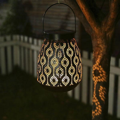 https://cdn.shopify.com/s/files/1/0271/8731/4772/products/lampe-solar_Lanterne-Marocaine-Solaire-Design-Fer_11.jpg?v=1584822688