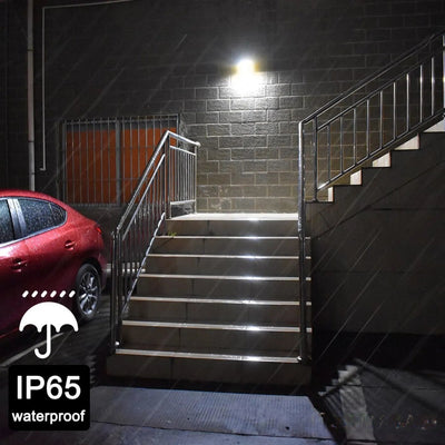 Lampe LED solaire imperméable IP65 installée en extérieur la nuit