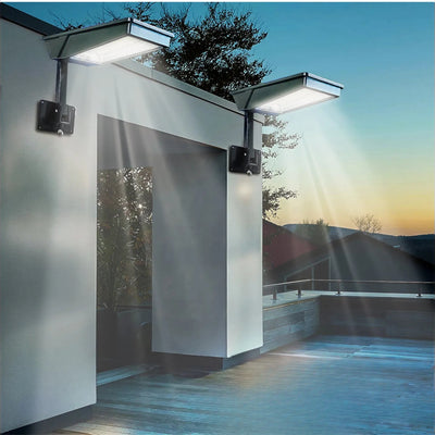 Lampadaire solaire noir monté au mur au-dessus d'une piscine