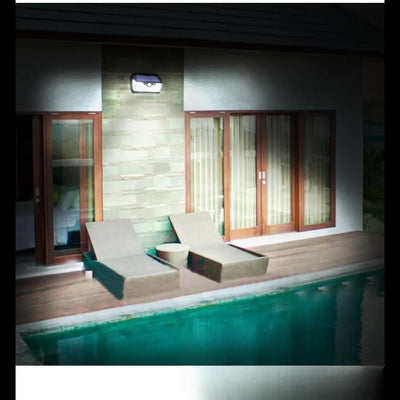 Lampe solaire LED éclairage extérieur au bord de la piscine