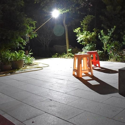 Lampe solaire de sécurité éclairant une terrasse la nuit