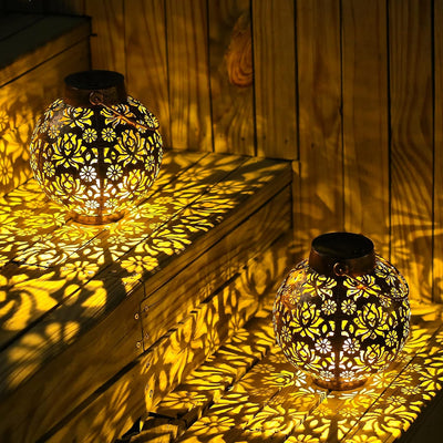 https://cdn.shopify.com/s/files/1/0271/8731/4772/files/lanterne-solaire-metal-fleur-1.jpg?v=1725974906