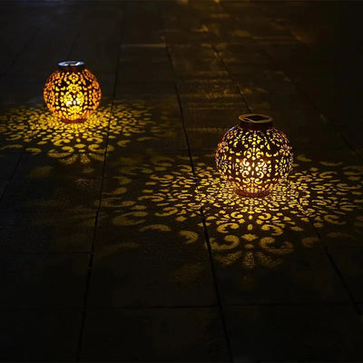 https://cdn.shopify.com/s/files/1/0271/8731/4772/files/lanterne-solaire-metal-fleur-2.jpg?v=1725975357