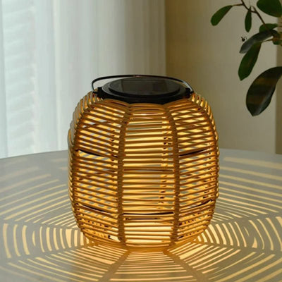 https://www.magic-solaire.com/wp-content/uploads/2023/12/lanterne-solaire-osier-jardin.jpg